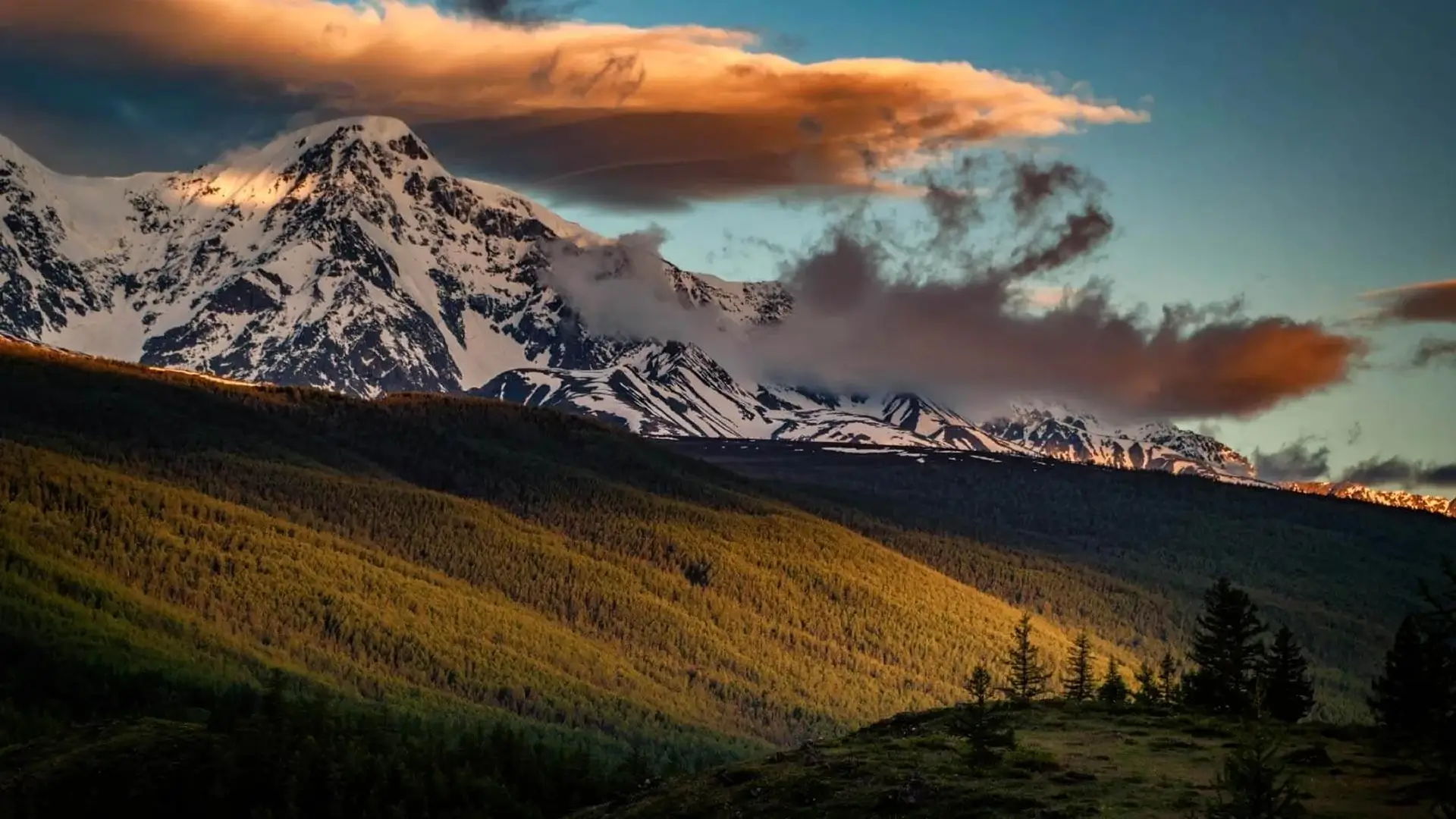 Заснеженные горы Алтая на закате